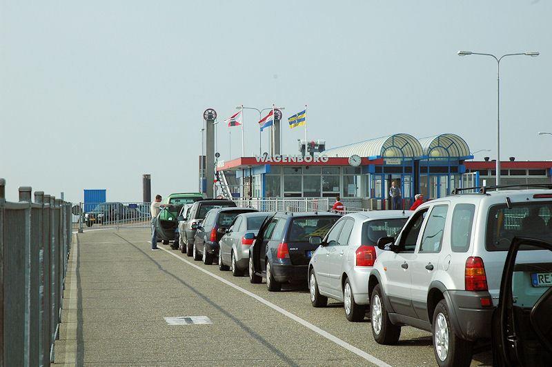 Warten auf die Verladung der Fahrzeuge am Hafen Holwert